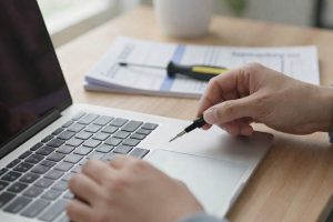 Cum să repari o tastă stricată pe un laptop: sfaturi de depanare