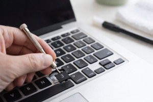 Instrucțiuni simple pentru a scoate tastele unui laptop
